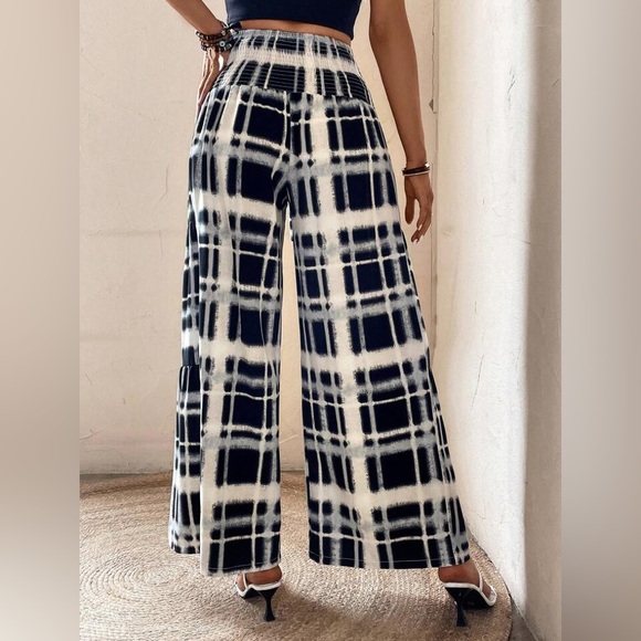 Plaid Print Tie Front Wide Leg Pants - Picture 2 of 4